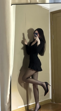 极品中项服务型，女孩身材苗条性感